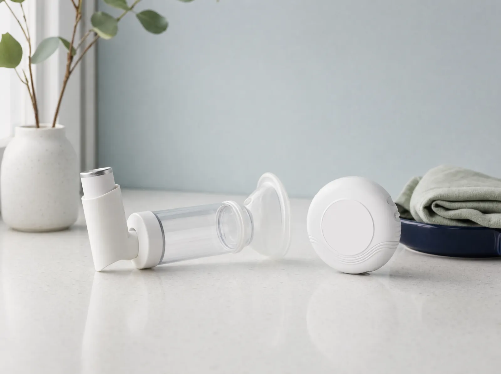 Inhaler with a spacer and a disk inhaler on a quartz counter